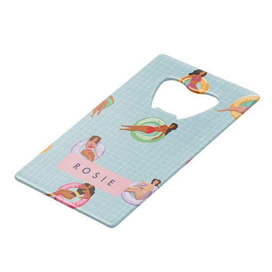 Personalisierte Sommerfrauen Entspannen auf Schwim Geldbeutel Flaschenöffner (Vorderseite Schrägansicht)