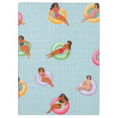 Personalisierte Sommerfrauen Entspannen auf Schwim Klemmbrett (Rückseite)