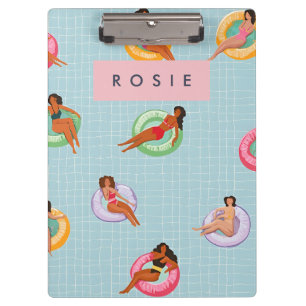 Personalisierte Sommerfrauen Entspannen auf Schwim Klemmbrett