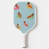 Personalisierte Sommerfrauen Entspannen auf Schwim Pickleball Schläger (Rückseite)