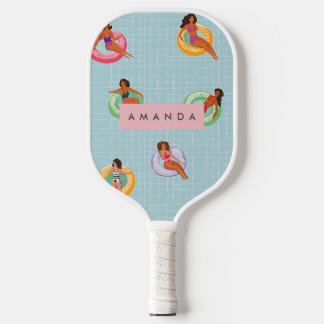 Personalisierte Sommerfrauen Entspannen auf Schwim Pickleball Schläger