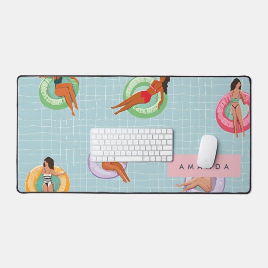 Personalisierte Sommerfrauen Entspannen auf Schwim Schreibtischunterlage (Tastatur & Maus)