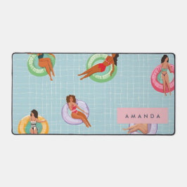 Personalisierte Sommerfrauen Entspannen auf Schwim Schreibtischunterlage