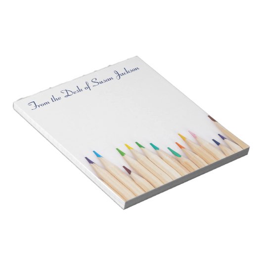 Personalisierte Stifte und vom Schreibtisch der Notizblock (angewinkelt)
