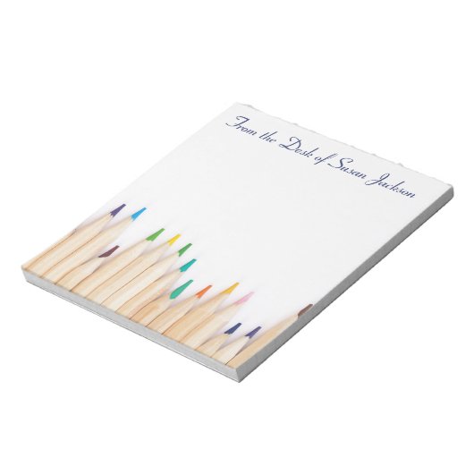 Personalisierte Stifte und vom Schreibtisch der Notizblock (Rotiert)