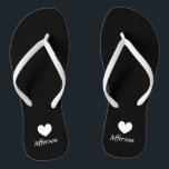 Personalisierte Strandhochzeit drehen Reinfälle Badesandalen<br><div class="desc">Personalisierte Strandhochzeit drehen Reinfälle für Gäste um. Elegantes Gastgeschenk-Set mit kundenspezifischem letztem Namen oder Monogramm und wenig Herz-Liebesymbol. Kundenspezifische Hintergrund- und Bügelfarbe für ihn und sie/Männer und Frauen. Romantisches Schwarzweiss-sein und ihrs Sandalen mit stilvoller Skript-Kalligraphietypographie. Spaß für See oder setzen Themahochzeit, Heirat, Brautparty, Verlobung, Jahrestag, Grillen, bachelorette, Junggesellen, Mädchenwochenendenreise etc....</div>