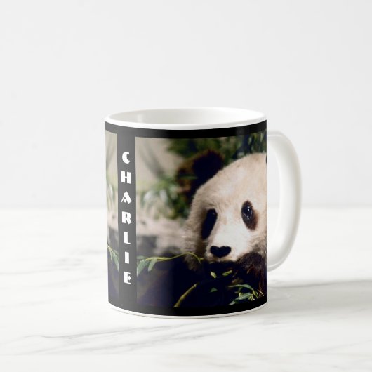 Personalisierte Tasse süßer PANDA, der AUF BAMBUS (VorderseiteRechts)