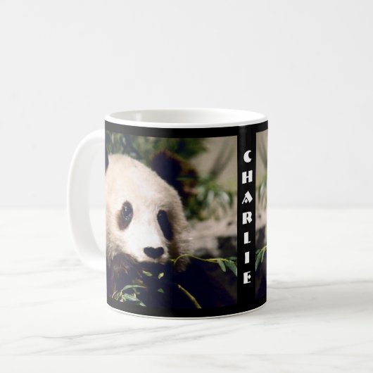 Personalisierte Tasse süßer PANDA, der AUF BAMBUS (Vorderseite Links)