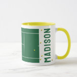 Personalisierte Tennisgeschenke Tasse<br><div class="desc">Kreative Tennis-Tasse mit Tennisbällen auf dem grünen Tennisplatz. Um den Text zu personalisieren,  tragen Sie den Namen Ihres Lieblings-Tennisspielers,  Trainers oder Sportliebhabers ein.</div>