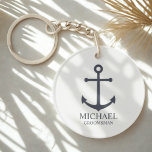 Personalisierte Trauzeuge der Nautischen Marine Schlüsselanhänger<br><div class="desc">Nautical Personalisiert Trauzeugen Geschenk Dieses Design bietet marineblauen Anker und den Namen des personalisierten Trauzeugen mit dem Titel in marineblau klassischen Serif-Schriftart-Stil auf weißem Hintergrund. Auch perfekt für Trauzeuge,  Brautvater und mehr.</div>