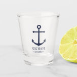 Personalisierte Trauzeuge der Nautischen Marine Schnapsglas<br><div class="desc">Nautical Personalisiert Trauzeugen Geschenk Dieses Design verfügt über einen marineblau blauen Anker und den Namen des personalisierten Trauzeugen mit dem Titel im marineblauen Schriftart-Stil. Auch perfekt für Trauzeuge,  Brautvater und mehr.</div>