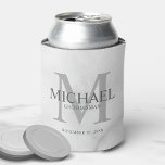 Personalisierte Trauzeugen aus weißem Marmor Dosenkühler<br><div class="desc">Fügen Sie eine persönliche Touch zu Ihrer Hochzeit mit personalisierten Trauzeugen kann kühler. Dieser kann den Namen des personalisierten Trauzeugen mit Titel und Hochzeitdatum in Grau und Monogramm in hellgrau als Hintergrund,  im klassischen Serif Schriftart Stil,  auf weißem Marmorboden. Auch perfekt für Trauzeuge,  Brautvater,  Ringträger und mehr.</div>