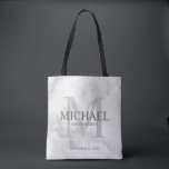 Personalisierte Trauzeugen aus weißem Marmor Tasche<br><div class="desc">Fügen Sie eine persönliche Touch zu Ihrer Hochzeit mit personalisierten Trauzeugen zu Tasche. Diese Tasche enthält den Namen des personalisierten Trauzeugen mit Titel und Hochzeitdatum in Grau und Monogramm in hellgrau als Hintergrund,  im klassischen Serif Schriftart Stil,  auf weißem Marmor Hintergrund. Auch perfekt für Trauzeuge,  Brautvater,  Ringträger und mehr.</div>