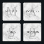 Personalisierte Trauzeugen aus weißem Marmor Untersetzer Set<br><div class="desc">Fügen Sie eine persönliche Touch zu Ihrer Hochzeit mit personalisierten Trauzeugen Untersetzer Set. Dieses Untersetzer-Set mit dem Namen des personalisierten Trauzeugen mit dem Titel und dem Hochzeitstermin in Grau und Monogramm in hellgrau als Hintergrund,  im klassischen Serif-Schriftart-Stil,  auf weißem Marmorboden. Auch perfekt für Trauzeuge,  Brautvater,  Ringträger und mehr.</div>