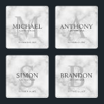 Personalisierte Trauzeugen aus weißem Marmor Untersetzer Set<br><div class="desc">Fügen Sie eine persönliche Touch zu Ihrer Hochzeit mit personalisierten Trauzeugen Untersetzer Set. Dieses Untersetzer-Set mit dem Namen des personalisierten Trauzeugen mit dem Titel und dem Hochzeitstermin in Grau und Monogramm in hellgrau als Hintergrund,  im klassischen Serif-Schriftart-Stil,  auf weißem Marmorboden. Auch perfekt für Trauzeuge,  Brautvater,  Ringträger und mehr.</div>