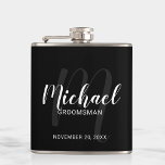 Personalisierte Trauzeugen für Schwarze Schrift Flachmann<br><div class="desc">Fügen Sie Ihrer Hochzeit eine persönliche Touch mit personalisierten Trauzeugen Flasche. Diese Flasche zeigt den Namen der personalisierten Trauzeugen im modernen, weißen Schriftart-Stil und Monogramm in hellgrauem, modernen Script-Schriftart-Stil als Hintergrund mit Titel und Hochzeitdatum in weißem, modernen Sans Serif Schriftart Stil auf schwarzem Hintergrund. Auch perfekt für Trauzeuge, Brautvater und...</div>