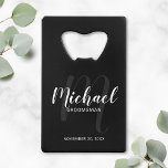 Personalisierte Trauzeugen für Schwarze Schrift Geldbeutel Flaschenöffner<br><div class="desc">Fügen Sie Ihrer Hochzeit eine persönliche Touch mit personalisierten Trauzeugen Kreditkarten Flaschenöffner hinzu. Dieser Flaschenöffner zeigt den Namen der personalisierten Trauzeugen im modernen, weißen Schriftart-Stil und Monogramm in hellgrauem, modernen Script-Schriftart-Stil als Hintergrund mit Titel und Hochzeitdatum in weißem, modernen Sans Serif Schriftart Stil auf schwarzem Hintergrund. Auch perfekt für Trauzeuge,...</div>