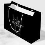 Personalisierte Trauzeugen für Schwarze Schrift Große Geschenktüte<br><div class="desc">Moderne Minimalistische Personalisierte Monogramm- und Namensgeschenke Dieses Design zeichnet sich durch einen personalisierten Namen im modernen, weißen handgeschriebenen Schriftstil und eine Monografie im modernen, grauen Sans Serif Schriftart Stil als Hintergrund aus, mit Hochzeitsdetails in weißem, modernen Sans Serif Schriftart Stil, auf schwarzem Hintergrund. Auch perfekt für Trauzeuge, Trauzeugin, Brautmädchen und...</div>