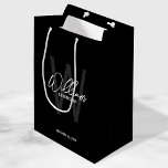 Personalisierte Trauzeugen für Schwarze Schrift Mittlere Geschenktüte<br><div class="desc">Moderne Minimalistische Personalisierte Monogramm- und Namensgeschenke Dieses Design zeichnet sich durch einen personalisierten Namen im modernen, weißen handgeschriebenen Schriftstil und eine Monografie im modernen, grauen Sans Serif Schriftart Stil als Hintergrund aus, mit Hochzeitsdetails in weißem, modernen Sans Serif Schriftart Stil, auf schwarzem Hintergrund. Auch perfekt für Trauzeuge, Trauzeugin, Brautmädchen und...</div>