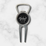 Personalisierte Trauzeugen für Schwarze Schrift Pitchgabel<br><div class="desc">Fügen Sie eine persönliche Touch zu Ihrer Hochzeit mit personalisierten Trauzeugen divot Tool. Dieses Divot-Tool zeigt den Namen der personalisierten Trauzeugen im modernen, weißen Schriftart-Stil und Monogramm in grauem, modernen Script-Schriftart-Stil als Hintergrund mit Titel und Hochzeitdatum in weiß, moderne Sans Serif Schriftart Stil auf schwarzem Hintergrund. Auch perfekt für Trauzeuge,...</div>