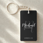 Personalisierte Trauzeugen für Schwarze Schrift Schlüsselanhänger<br><div class="desc">Fügen Sie Ihrer Hochzeit eine persönliche Touch mit personalisierten Trauzeugen Schlüsselanhänger hinzu. Dieser Schlüsselanhänger zeichnet sich durch den Namen personalisierter Trauzeugen im modernen, weißen Skript-Schriftart-Stil und Monogramm in hellgrauem, modernen Script-Schriftart-Stil als Hintergrund mit Titel und Hochzeitdatum in weiß modernen Sans Serif Schriftart Stil auf schwarzem Hintergrund. Auch perfekt für Trauzeuge,...</div>