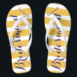 Personalisierte Trauzeugin Lila Senf Gelb Badesandalen<br><div class="desc">Mustard Gelb und Lila Streifen Muster - Ändern Sie die Farbe durch Klicken auf Anpassen. Und sagen Sie alles,  was Sie gewollt haben. Machen Sie diese eine Art Flip Flops,  die Ihre Nachricht auf ihnen haben. Sei das Gerede vom Strand!</div>