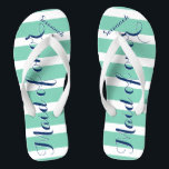 Personalisierte Trauzeugin Marine und Minze Badesandalen<br><div class="desc">Navy Blue and Mint Stripes Pattern - Ändern Sie die Farbe,  indem Sie auf Anpassen klicken. Und sagen Sie alles,  was Sie gewollt haben. Machen Sie diese eine Art Flip Flops,  die Ihre Nachricht auf ihnen haben. Sei das Gerede vom Strand!</div>