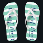 Personalisierte Trauzeugin Marine und Minze Badesandalen<br><div class="desc">Navy Blue and Mint Stripes Pattern - Ändern Sie die Farbe,  indem Sie auf Anpassen klicken. Und sagen Sie alles,  was Sie gewollt haben. Machen Sie diese eine Art Flip Flops,  die Ihre Nachricht auf ihnen haben. Sei das Gerede vom Strand!</div>