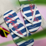 Personalisierte Trauzeugin Marine und Rosa Badesandalen<br><div class="desc">Navy Blue White and Pink Stripes Pattern - Ändern Sie die Farbe,  indem Sie auf Anpassen klicken. Und sagen Sie alles,  was Sie gewollt haben. Machen Sie diese eine Art Flip Flops,  die Ihre Nachricht auf ihnen haben. Sei das Gerede vom Strand!</div>