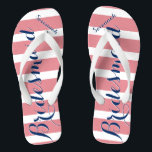 Personalisierte Trauzeugin Marine und Rosa Badesandalen<br><div class="desc">Muster für personalisierte und rosa Streifen - Ändern Sie die Farbe durch Klicken auf Anpassen. Und sagen Sie alles,  was Sie gewollt haben. Machen Sie diese eine Art Flip Flops,  die Ihre Nachricht auf ihnen haben. Sei das Gerede vom Strand!</div>
