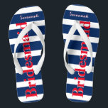 Personalisierte Trauzeugin Red White Blue Badesandalen<br><div class="desc">Mustard Red White and Blue Stripes Muster - Ändern Sie die Farbe durch Klicken auf Anpassen. Und sagen Sie alles,  was Sie gewollt haben. Machen Sie diese eine Art Flip Flops,  die Ihre Nachricht auf ihnen haben. Sei das Gerede vom Strand!</div>