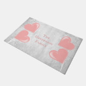 Personalisierte Türmatte mit rosa Herzen (Schrägansicht)