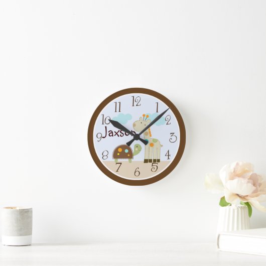 Personalisierte Uhr "Giggle Gang Giraffe & Turtle" (Zuhause)