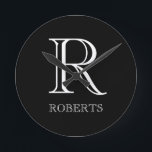 Personalisierte Uhr mit Initiale und Familiennamen<br><div class="desc">Stilvolle personalisierte Wand-Uhr.</div>
