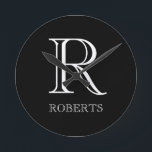 Personalisierte Uhr mit Initiale und Familiennamen<br><div class="desc">Stilvolle personalisierte Wand-Uhr.</div>