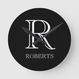 Personalisierte Uhr mit Initiale und Familiennamen