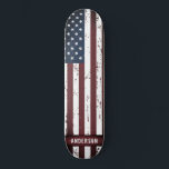 Personalisierte US Flagge - amerikanische Flagge Skateboard<br><div class="desc">American Flag Skateboard - Amerikanische Flagge in einem rustikal bedrückten Design . Personalisieren Sie dieses Skateboard der US Flagge mit Monogrammnamen. Dieses personalisierte, unter amerikanischer Flagge fahrende Deck aus Rot und Blau ist perfekt. Besuchen Sie unsere patriotische Sammlung amerikanischer Fahnen für passende amerikanische Flaggen Geschenke und Dekoration. COPYRIGHT © 2020...</div>