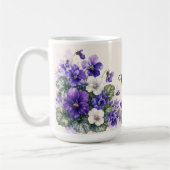 Personalisierte Veilchen-Geburtsblume des Februars Kaffeetasse (Links)