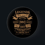 Personalisierte Vintage 35. Geburtstagsparty Button<br><div class="desc">Machen Sie Ihren Geburtstag mit diesem einzigartigen Design zu einem besonderen Erlebnis. Fügen Sie Ihrer Geburtstagsfeier eine Touch eleganter Eleganz hinzu mit unseren exquisiten, einzigartigen Designs. Diese Grafiken verleihen jedem Produkt Raffinesse und Originalität und schaffen so ein unvergessliches und stilvolles Geschenk. Sie sind perfekt für diejenigen, die eine Touch zeitlosen...</div>