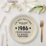 Personalisierte Vintage 35. Geburtstagsparty Pappteller<br><div class="desc">Mit dieser limitierten Auflage, Premium-Qualität und originellem, elegantem, Retro- und Vintag aussehendem Geburtstagsdesign mit einem coolen Typografie-Schriftart können Sie etwas Originalität hinzufügen. Das ist eine tolle Geschenkidee für Männer, Frauen, Ehemänner, Ehefrauen, Freundinnen und Freunde, die dieses einmalige Kunstwerk Liebe geben werden. Einzigartiges und lustiges Urlaubsgeschenk für Ihr Party zum Geburtstag....</div>