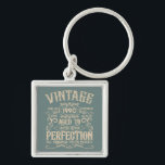 Personalisierte Vintage 35. Geburtstagsparty Schlüsselanhänger<br><div class="desc">Mit diesem Vintagen Geburtstagsgrafik-Design mit phantastischen Typografie-Schriftart-Schriften fügen Sie Ihrem Kleiderschrank etwas Originalität hinzu. Es ist eine großartige Geschenkidee für Männer,  Frauen,  Ehemänner,  Ehefrauen,  Freundinnen und Freunde,  die dieses einzigartige Kunstwerk Liebe geben werden. Es ist ein phantastisches und lustiges Urlaubsprojekt für Ihre Geburtstagsfeier.</div>