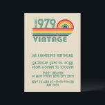 Personalisierte Vintage 45. Geburtstagsparty Einladung<br><div class="desc">Mit diesem Vintagen klassischen Geburtstagsgrafik-Design mit phantastischer Typografie-Schriftart-Schrift können Sie Ihrer Kleiderkollektion etwas Originalität hinzufügen. Es ist ein großartiges Geschenk für Männer, Frauen, Ehemänner, Ehefrau, Freundin und Freund, die dieses einzigartige Kunstwerk Liebe geben werden. Das beste und lustigste Urlaubsgeschenk für Ihr Party zum Geburtstag. Wenn Ihnen dieses Kunstwerk gefällt, können...</div>