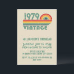 Personalisierte Vintage 45. Geburtstagsparty Einladung<br><div class="desc">Mit diesem Vintagen klassischen Geburtstagsgrafik-Design mit phantastischer Typografie-Schriftart-Schrift können Sie Ihrer Kleiderkollektion etwas Originalität hinzufügen. Es ist ein großartiges Geschenk für Männer, Frauen, Ehemänner, Ehefrau, Freundin und Freund, die dieses einzigartige Kunstwerk Liebe geben werden. Das beste und lustigste Urlaubsgeschenk für Ihr Party zum Geburtstag. Wenn Ihnen dieses Kunstwerk gefällt, können...</div>