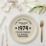 Personalisierte Vintage 50. Geburtstagsparty Pappteller<br><div class="desc">Mit diesem Vintagen Geburtstagsbild mit phantastischen Typografie-Schriftart-Schriftzeichen fügen Sie Ihrem Kleiderschrank etwas Originalität hinzu. Es ist ein großartiges Geschenk für Männer,  Frauen,  Ehemänner,  Ehefrauen,  Großmutter und Großvater,  die dieses einmalige Kunstwerk Liebe geben werden. Das beste und lustigste Geschenk für Ihre Geburtstagsfeier.</div>