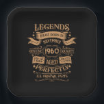 Personalisierte Vintage 65. Geburtstagsgeschenke Pappteller<br><div class="desc">Mit diesem Vintagen klassischen Geburtstagsgrafik-Design mit phantastischen Typografie-Schriftart-Schriftzeichen können Sie Ihrer Garderobe-Kollektion etwas Originalität hinzufügen. Das ist eine tolle Geschenkidee für Männer, Frauen, Ehemänner, Ehefrauen-Freundinnen und einen Freund, der dieses einzigartige Kunstwerk Liebe geben wird. Das phantastischste und lustigste Urlaubsgeschenk für Ihr Party zum Geburtstag. Wenn Ihnen dieses Kunstwerk gefällt, können...</div>