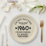 Personalisierte Vintage 65. Geburtstagsparty Pappteller<br><div class="desc">Dieses Vintage klassische Grafikdesign mit phantastischen Typografie-Schriftart-Schriftzeichen kann Ihrer Schrankkollektion Originalität verleihen. Es ist eine großartige Geschenkidee für Männer, Frauen, Ehemänner, Ehefrauen, Großmutter und Großpas, die dieses einmalige Kunstwerk Liebe geben werden. Es ist das beste und lustigste Urlaubsgeschenk für Ihr Party zum Geburtstag. Wenn Ihnen dieses Kunstwerk gefällt, können Sie...</div>