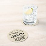 Personalisierte Vintage 65. Geburtstagsparty Runder Pappuntersetzer<br><div class="desc">Dieses Vintage klassische Grafikdesign mit phantastischen Typografie-Schriftart-Schriftzeichen kann Ihrer Schrankkollektion Originalität verleihen. Es ist eine großartige Geschenkidee für Männer, Frauen, Ehemänner, Ehefrauen, Großmutter und Großpas, die dieses einmalige Kunstwerk Liebe geben werden. Es ist das beste und lustigste Urlaubsgeschenk für Ihr Party zum Geburtstag. Wenn Ihnen dieses Kunstwerk gefällt, können Sie...</div>