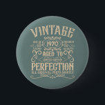 Personalisierte Vintage Geburtstagsfeier - Whisky- Button<br><div class="desc">Machen Sie Ihren Geburtstag mit diesem einzigartigen Design zu einem besonderen Erlebnis. Fügen Sie Ihrer Geburtstagsfeier eine Touch eleganter Eleganz hinzu mit unseren exquisiten, einzigartigen Designs. Diese Grafiken verleihen jedem Produkt Raffinesse und Originalität und schaffen so ein unvergessliches und stilvolles Geschenk. Sie sind perfekt für diejenigen, die eine Touch zeitlosen...</div>