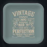 Personalisierte Vintage Geburtstagsfeier - Whisky- Pappteller<br><div class="desc">Machen Sie Ihren Geburtstag mit diesem einzigartigen Design zu einem besonderen Erlebnis. Fügen Sie Ihrer Geburtstagsfeier eine Touch eleganter Eleganz hinzu mit unseren exquisiten, einzigartigen Designs. Diese Grafiken verleihen jedem Produkt Raffinesse und Originalität und schaffen so ein unvergessliches und stilvolles Geschenk. Sie sind perfekt für diejenigen, die eine Touch zeitlosen...</div>