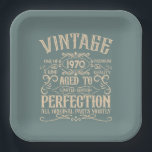 Personalisierte Vintage Geburtstagsfeier - Whisky- Pappteller<br><div class="desc">Machen Sie Ihren Geburtstag mit diesem einzigartigen Design zu einem besonderen Erlebnis. Fügen Sie Ihrer Geburtstagsfeier eine Touch eleganter Eleganz hinzu mit unseren exquisiten, einzigartigen Designs. Diese Grafiken verleihen jedem Produkt Raffinesse und Originalität und schaffen so ein unvergessliches und stilvolles Geschenk. Sie sind perfekt für diejenigen, die eine Touch zeitlosen...</div>